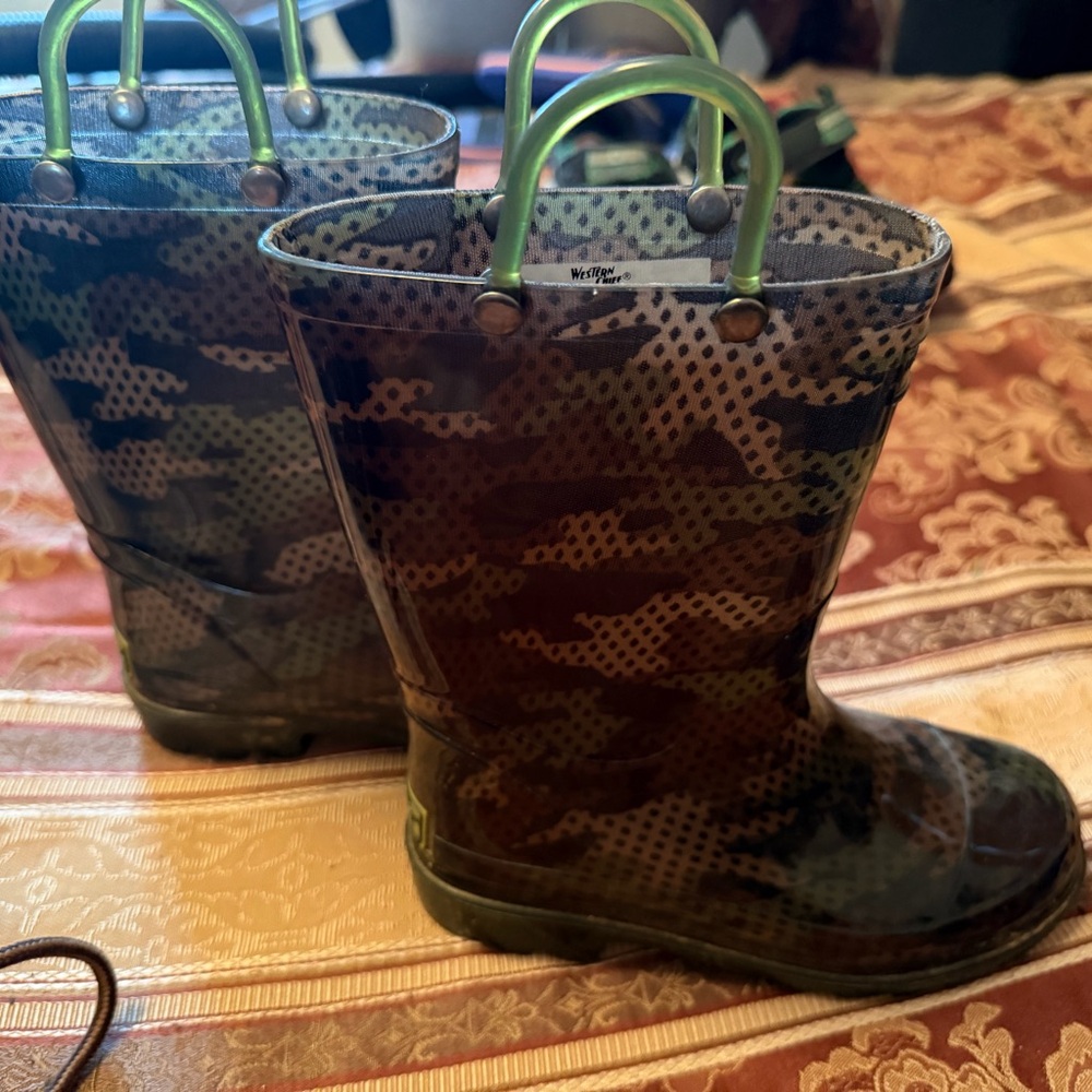 Camouflage Rain Boots with Green Handles